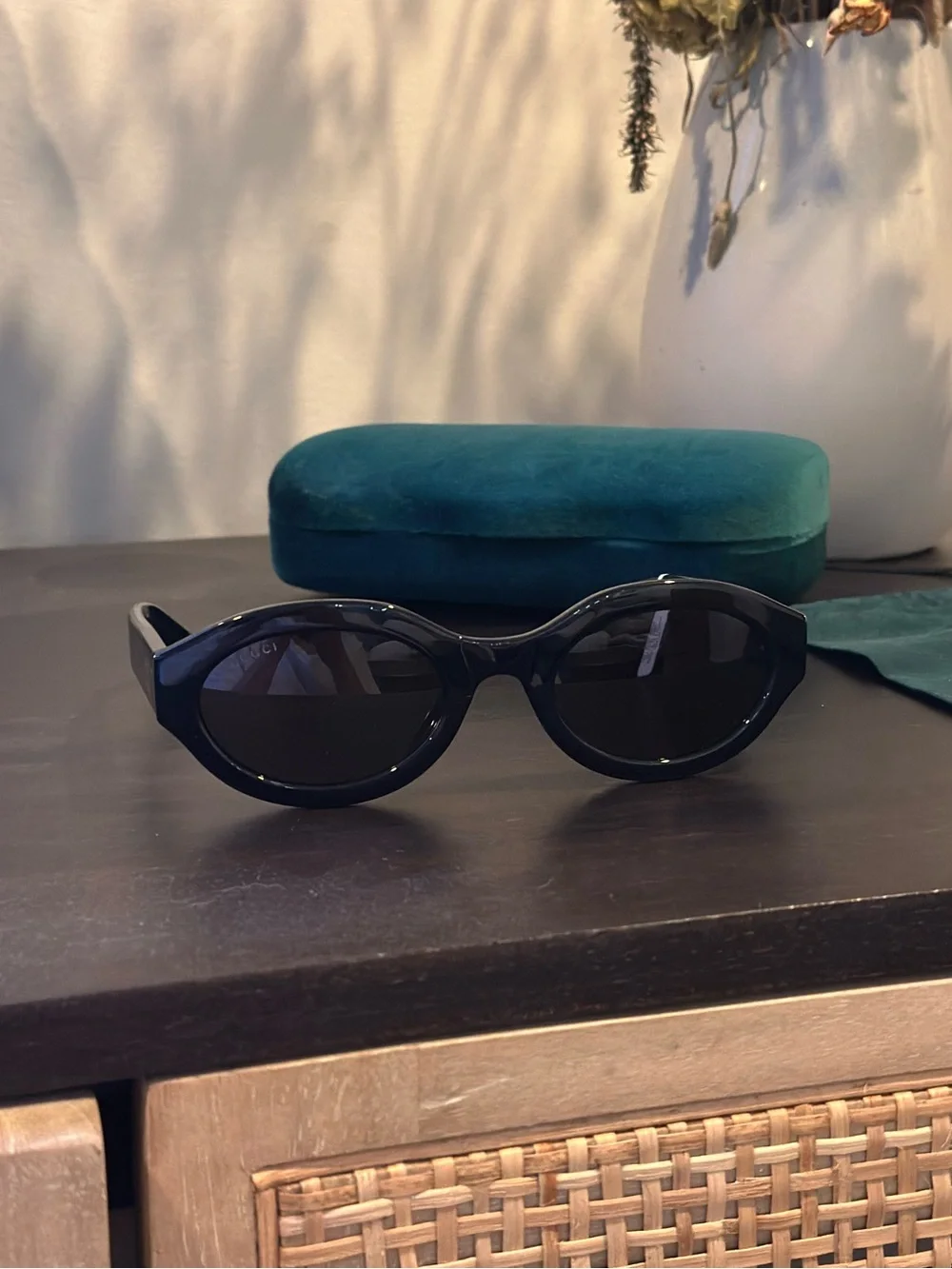 Gucci sleek oval